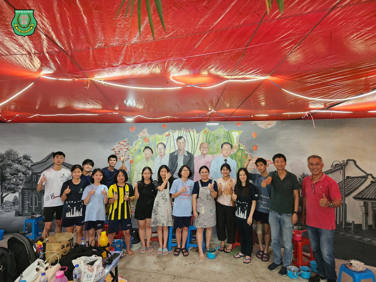南华独中学生与完成的林连玉公祭墓园文化墙壁画合影