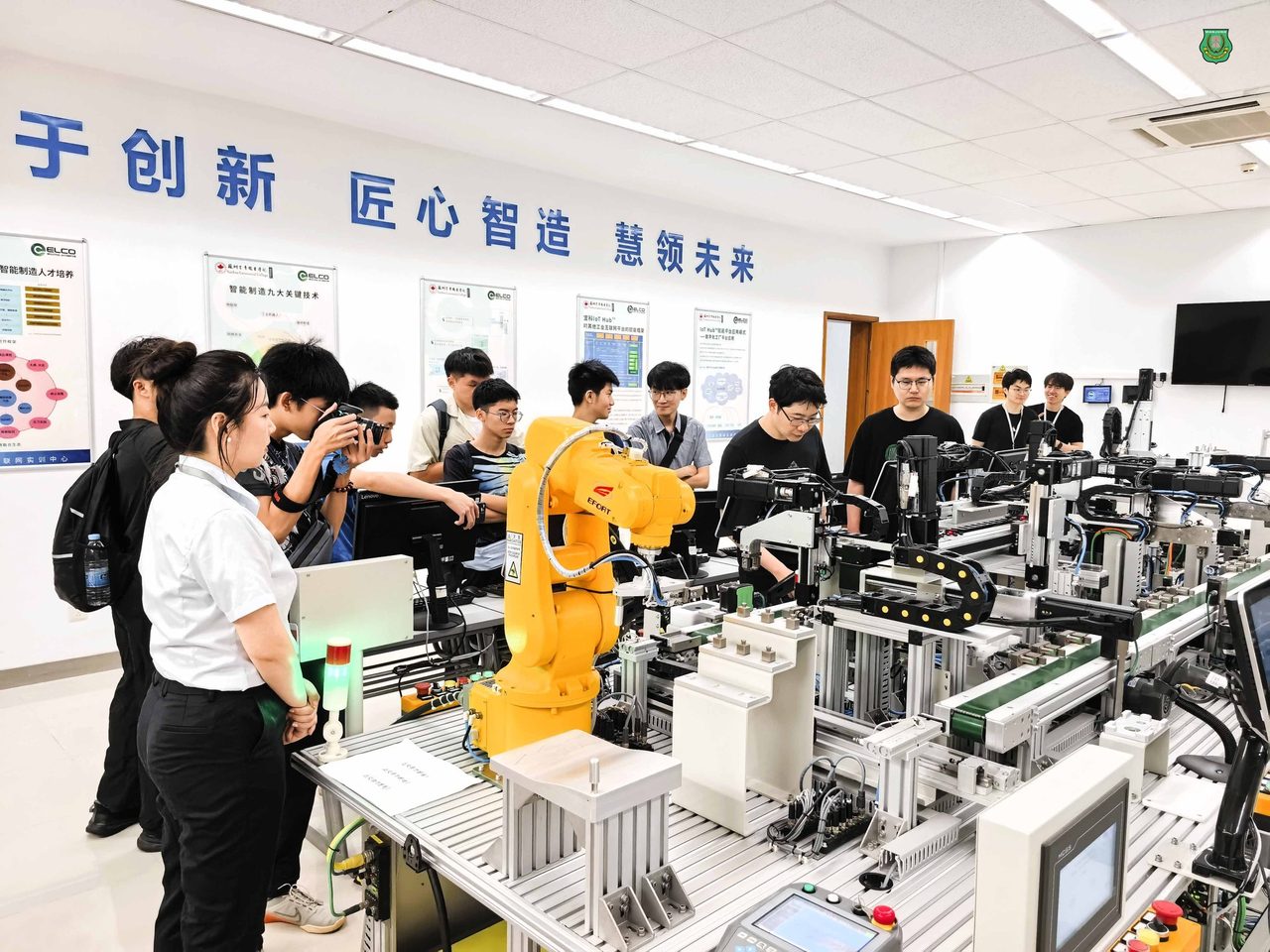 南华独中苏州研学团参观智能制造实训基地，观摩机械手臂实操