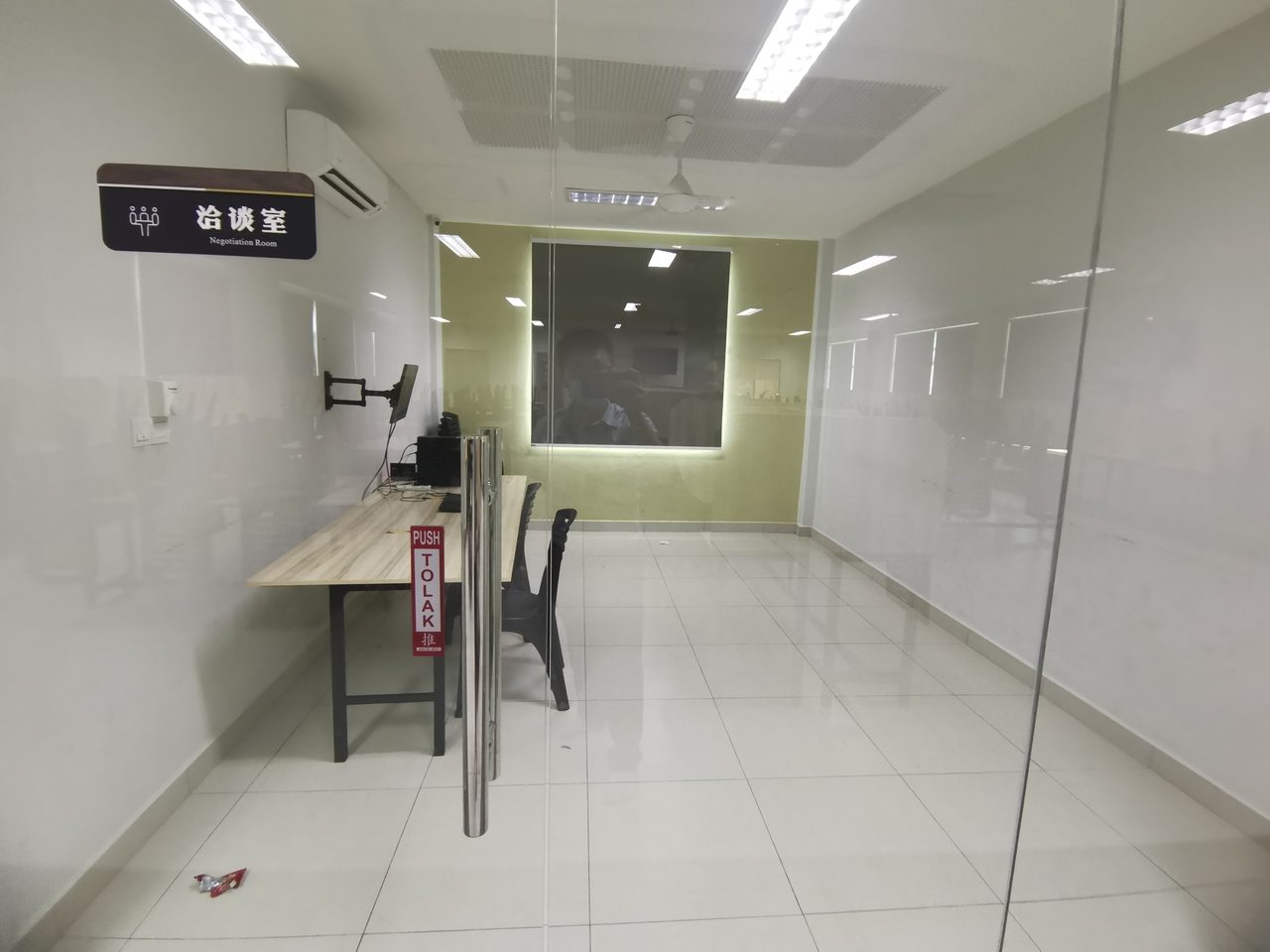 南华独中宿舍晾衣间，落地格栅外是大片绿意园景