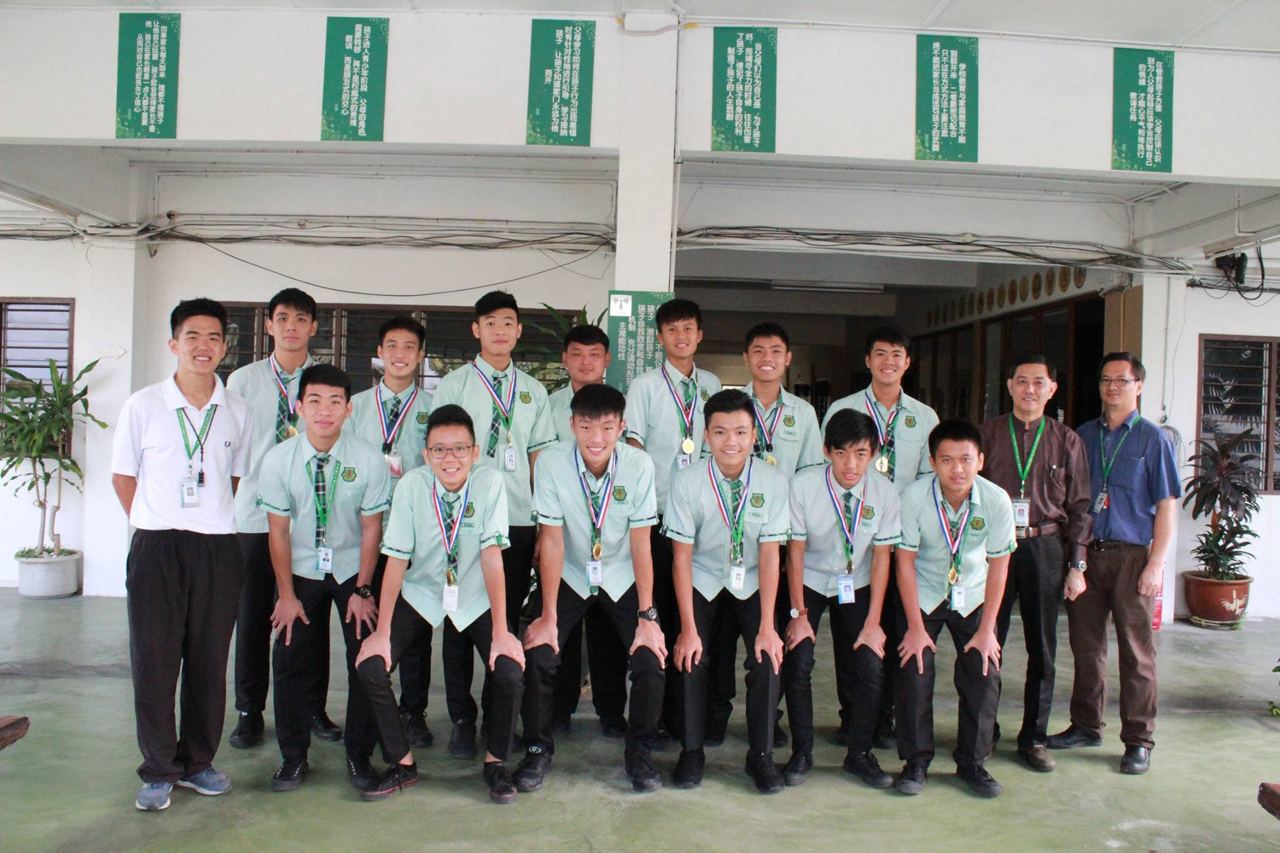 本校的学生们为了让南华独中有个更为富足的丁酉年,纷纷在各类校外比赛旗开得胜,斩获