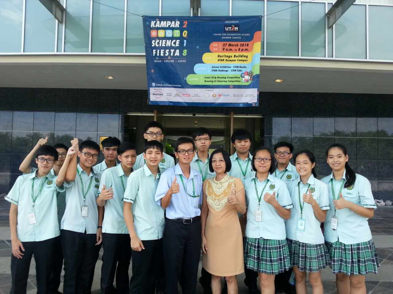 本校科学主任洪鸣凤老师与物理老师李国良,近日带了高一爱的学生前往拉曼大学参加科学