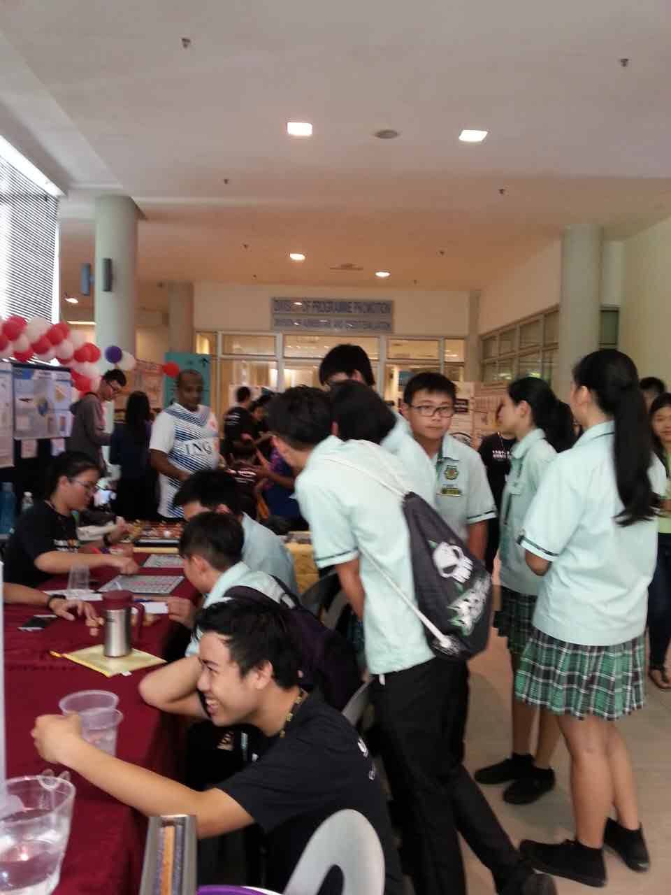 本校科学主任洪鸣凤老师与物理老师李国良,近日带了高一爱的学生前往拉曼大学参加科学