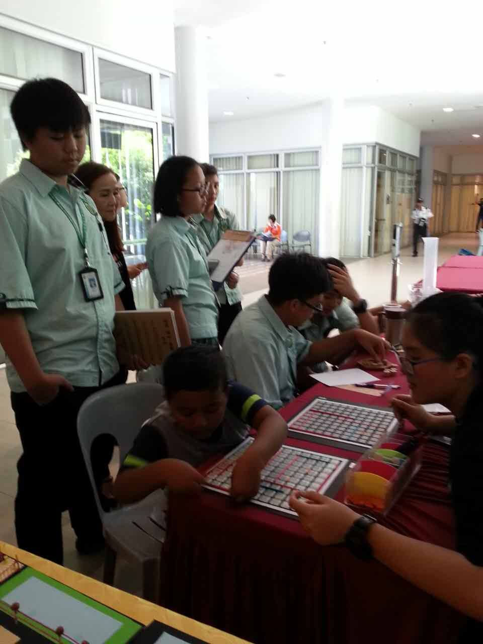 本校科学主任洪鸣凤老师与物理老师李国良,近日带了高一爱的学生前往拉曼大学参加科学