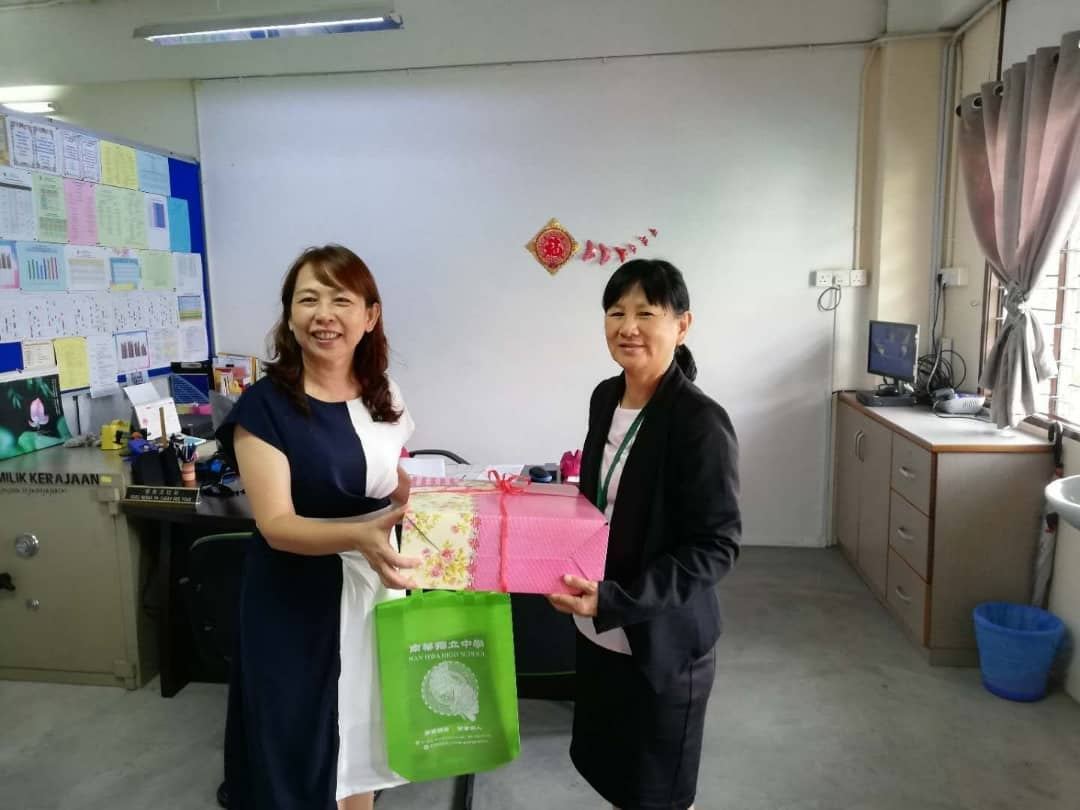 “饮水思源 学会感恩”本校宣教天使在老师们的带领下，赠送感恩蛋糕给华小母校师长，