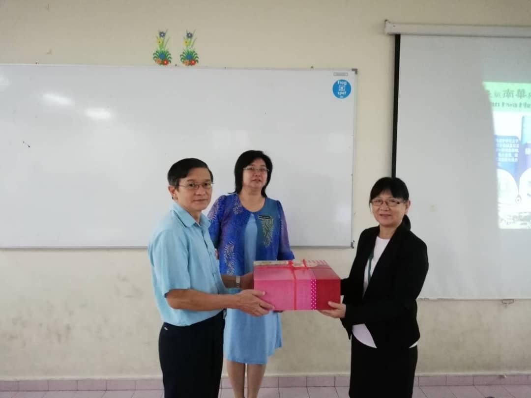 “饮水思源 学会感恩”本校宣教天使在老师们的带领下，赠送感恩蛋糕给华小母校师长，