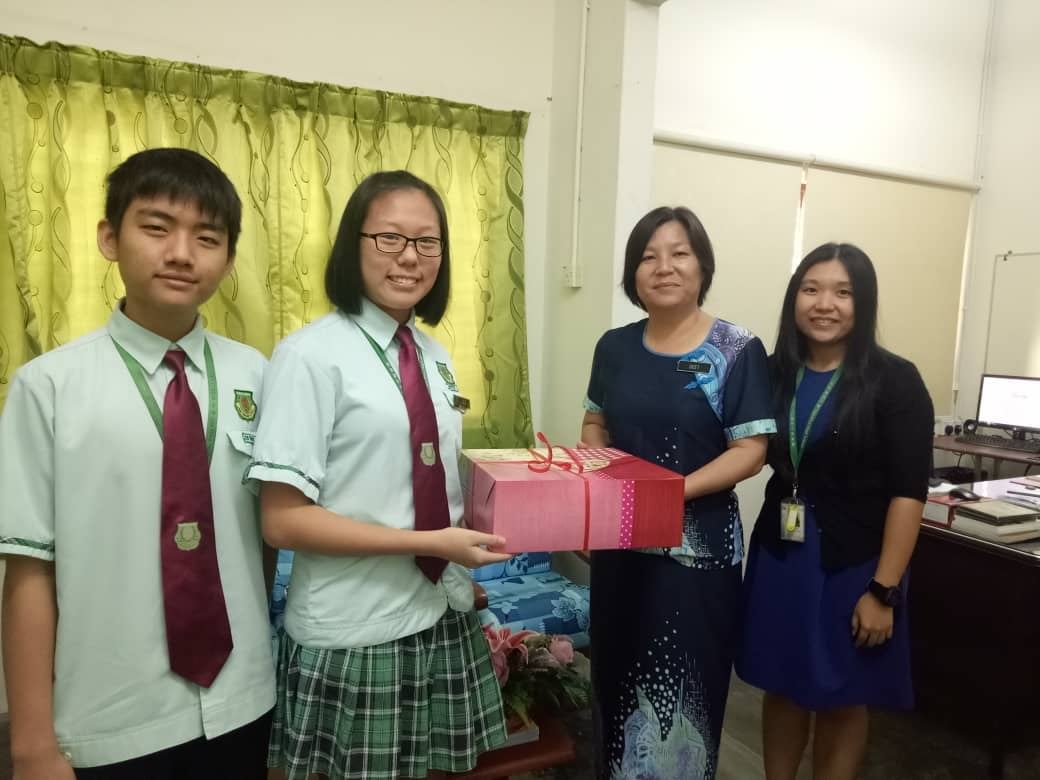 “饮水思源 学会感恩”本校宣教天使在老师们的带领下，赠送感恩蛋糕给华小母校师长，