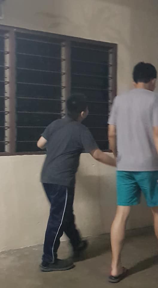 贴心的奶爸、奶妈把孩子送回房间