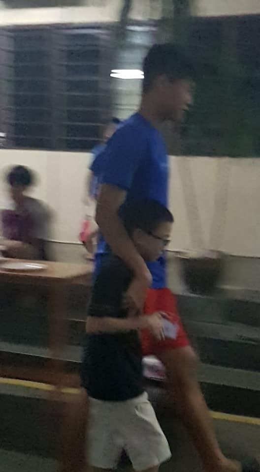 贴心的奶爸、奶妈把孩子送回房间