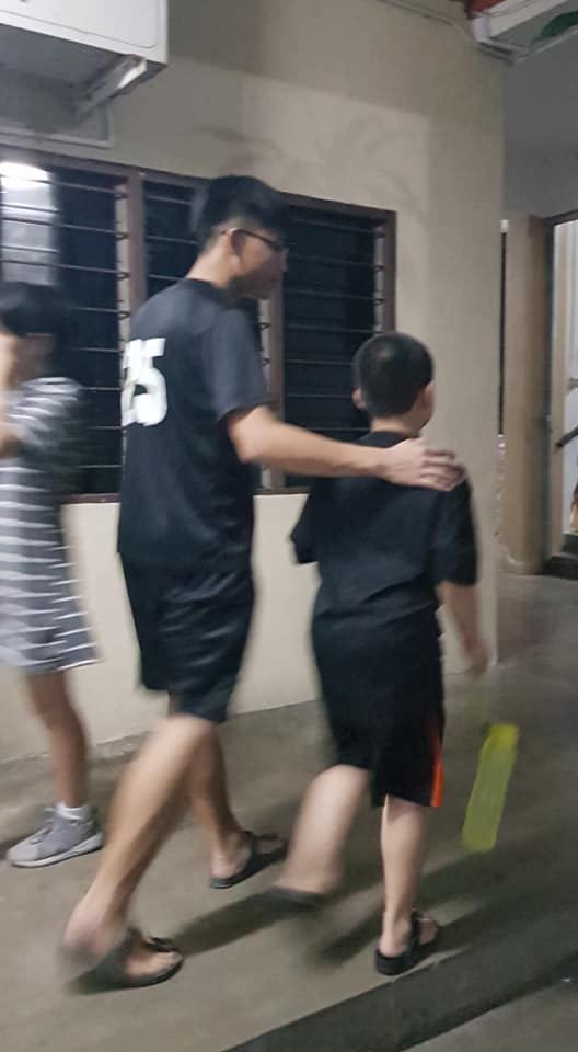 贴心的奶爸、奶妈把孩子送回房间