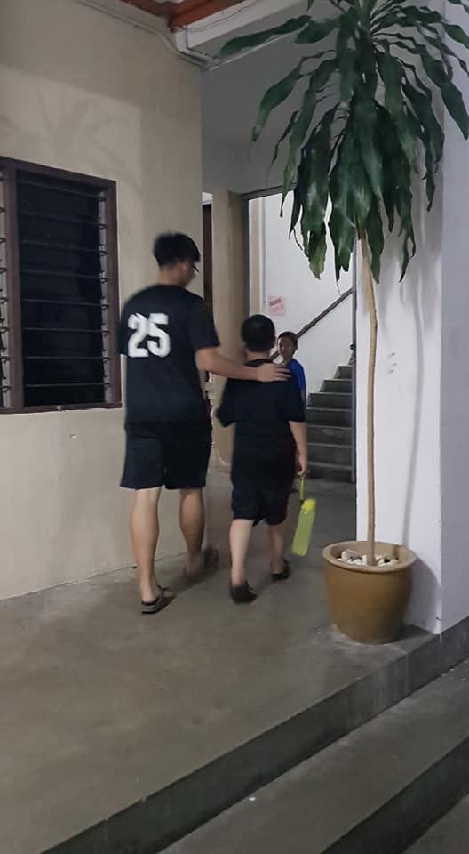 贴心的奶爸、奶妈把孩子送回房间