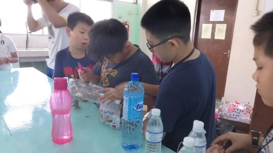 先把手放开，才抓得住精彩的未来。（动动脑筋 2）