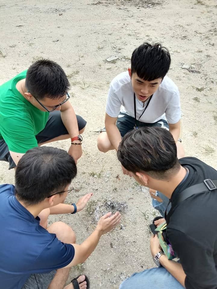 为今晚的烧烤会及营火会做好准备