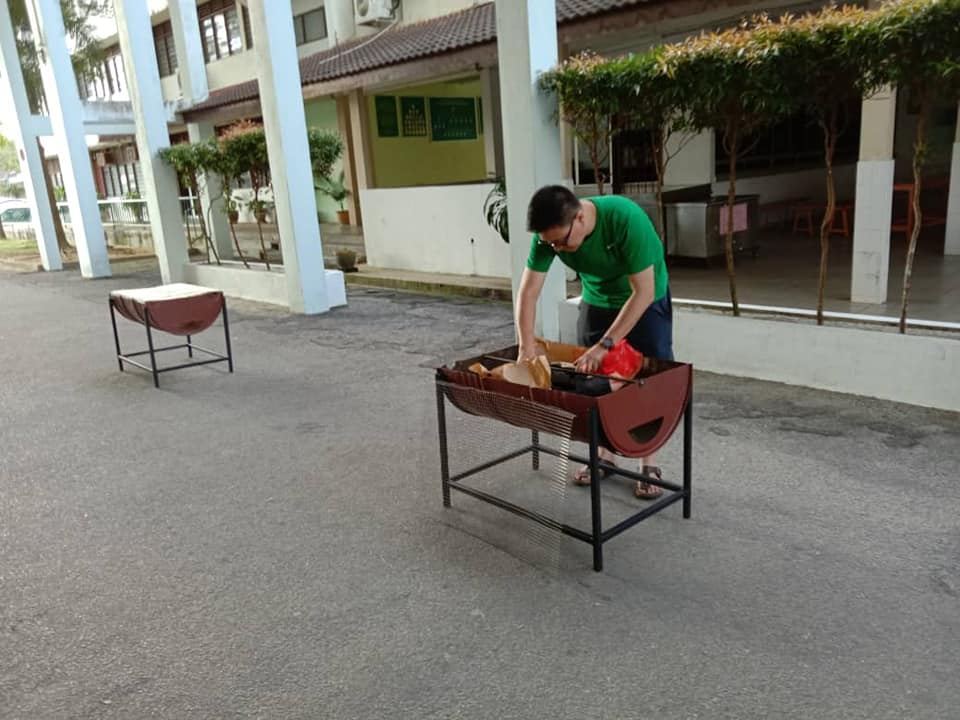 为今晚的烧烤会及营火会做好准备