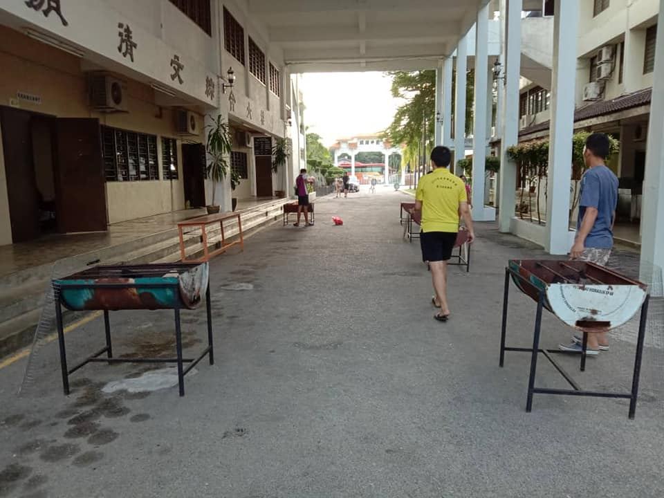 为今晚的烧烤会及营火会做好准备