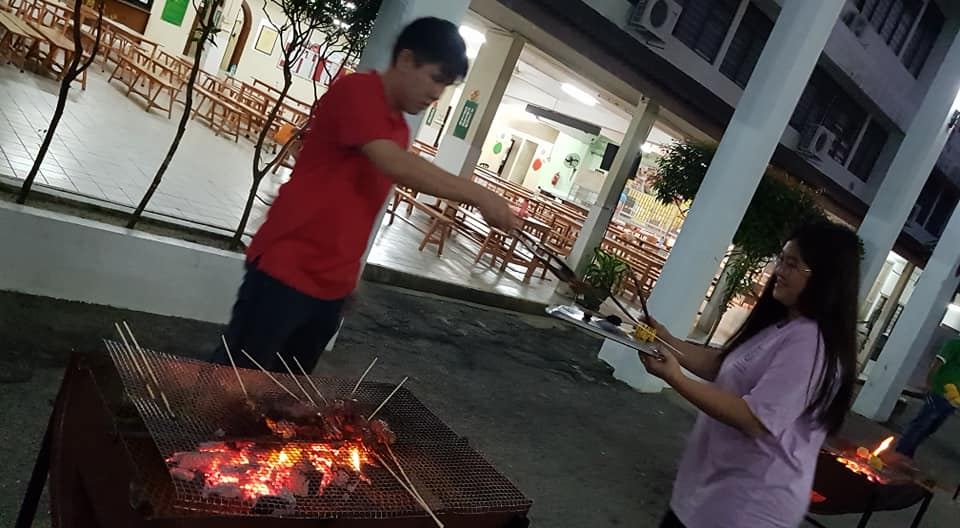 为今晚的烧烤会及营火会做好准备