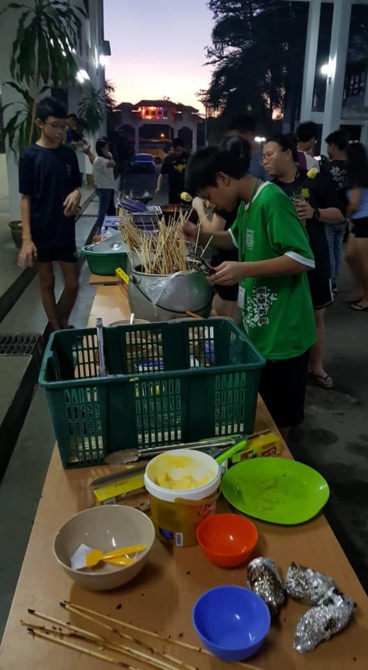 为今晚的烧烤会及营火会做好准备