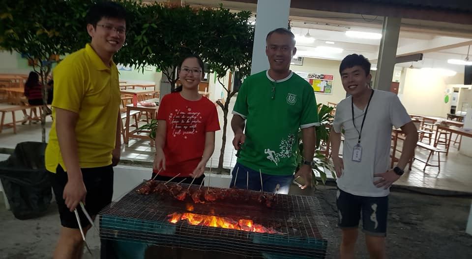 为今晚的烧烤会及营火会做好准备