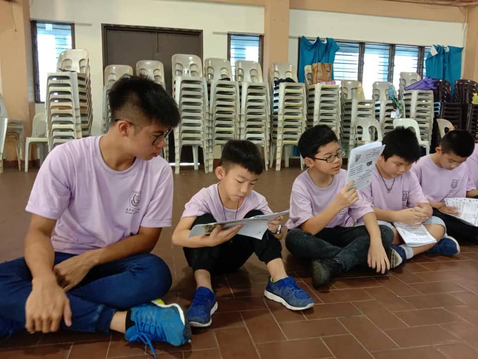 伸伸懒腰，书声朗读。