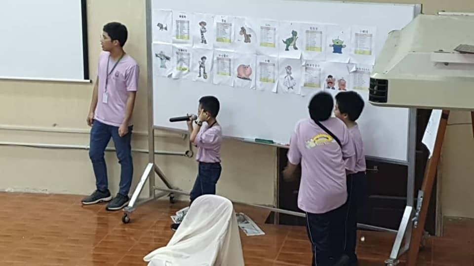 没有道路直接通向成功，我们必须用自己的辛勤与汗水，来凝结这条漫长的道路。（才艺表