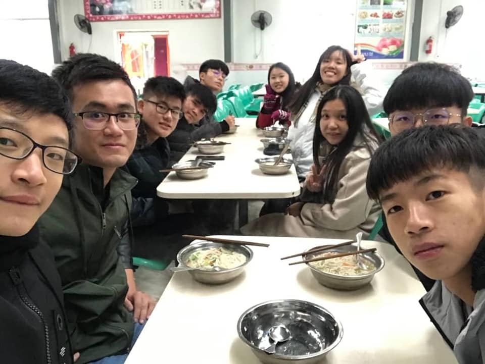 南华天使在昆明五杰学校与学生互动交流。