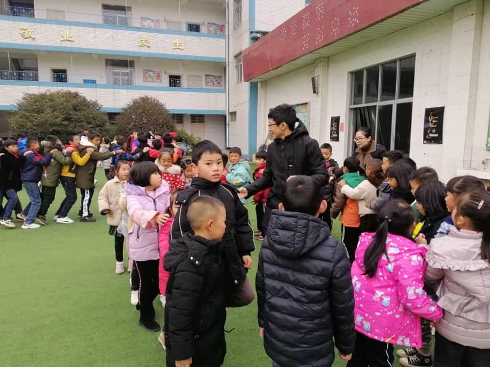 南华天使在昆明五杰学校与学生互动交流。