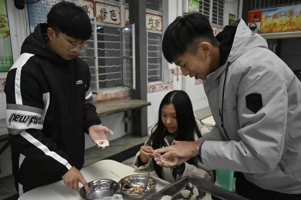 南华天使在昆明五杰学校与学生互动交流。