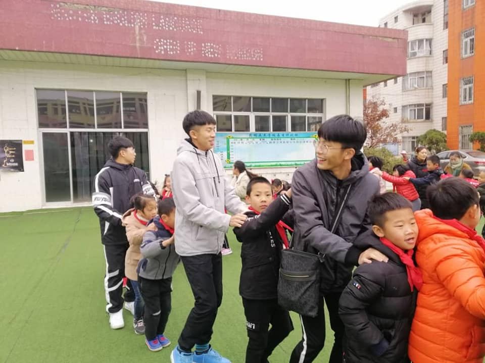 南华天使在昆明五杰学校与学生互动交流。