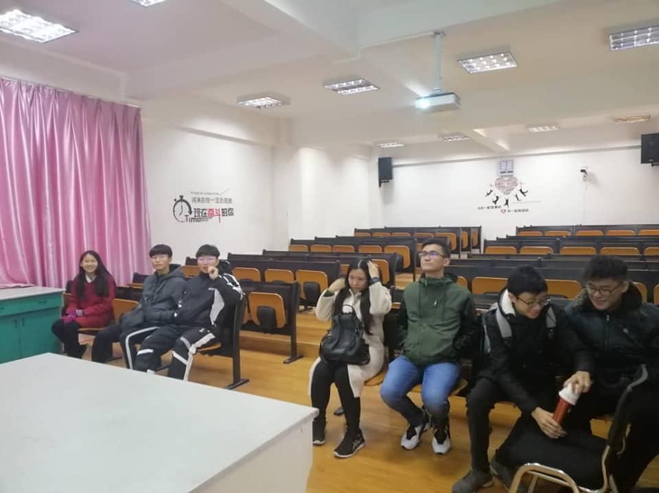 南华天使在昆明五杰学校与学生互动交流。
