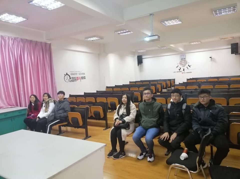 南华天使在昆明五杰学校与学生互动交流。