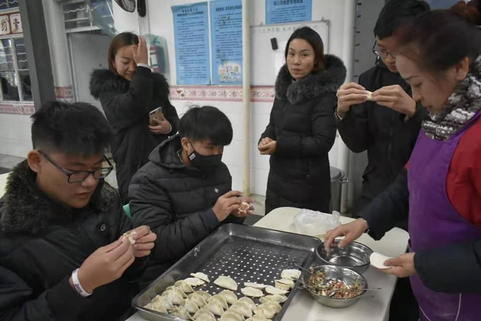 南华天使在昆明五杰学校与学生互动交流。