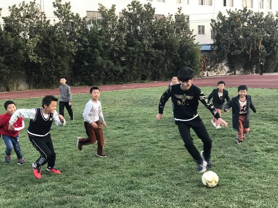 南华天使与中国昆明五杰学校的孩子一起运动。