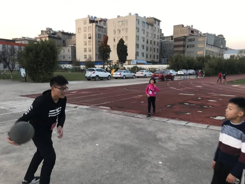 南华天使与中国昆明五杰学校的孩子一起运动。