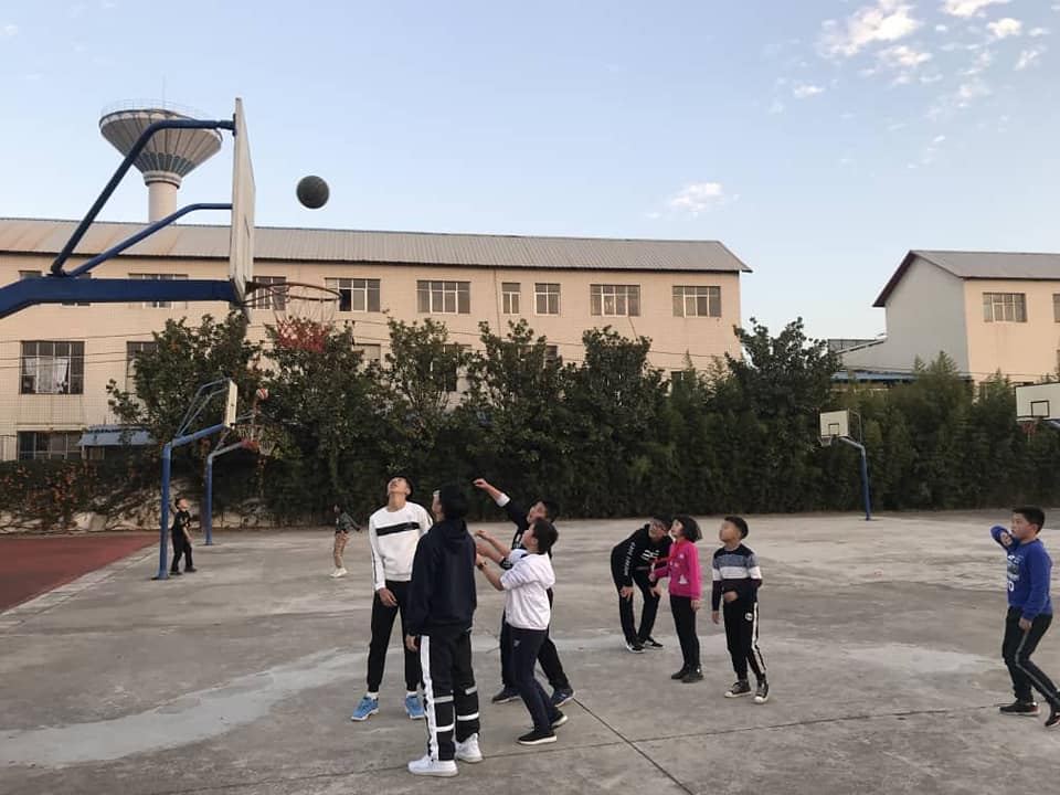 南华天使与中国昆明五杰学校的孩子一起运动。