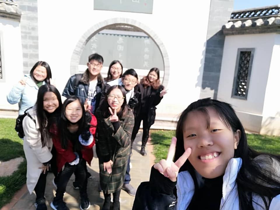 今天南华天使来到云南大学，上了一堂名族文化课。之后由四位云南大学的大四生带天使们