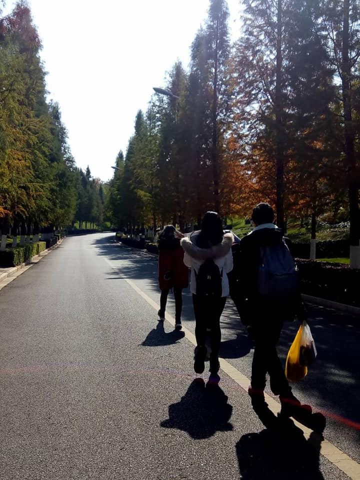 今天南华天使来到云南大学，上了一堂名族文化课。之后由四位云南大学的大四生带天使们