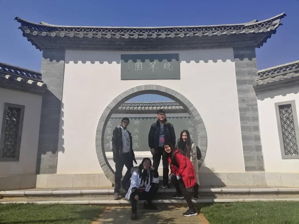 今天南华天使来到云南大学，上了一堂名族文化课。之后由四位云南大学的大四生带天使们