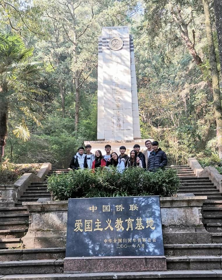 今天南华天使们要挑战自己，攀爬西山并且到龙门景区参观。