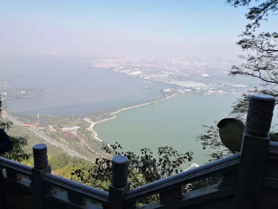 今天南华天使们要挑战自己，攀爬西山并且到龙门景区参观。