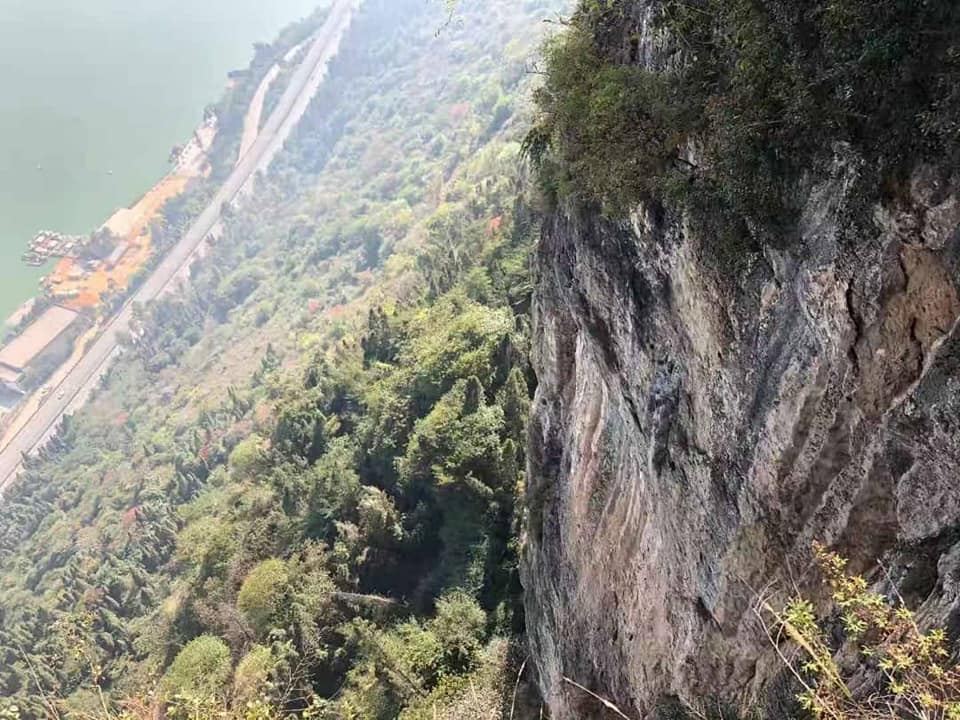 今天南华天使们要挑战自己，攀爬西山并且到龙门景区参观。