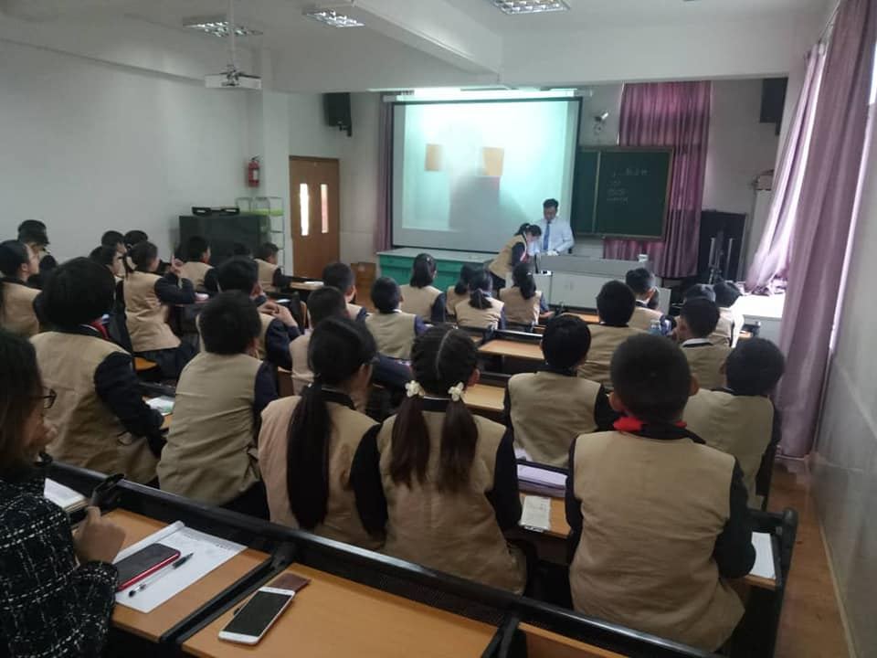 今天南华天使们与五杰学校的学生一起上课并体验不同的教学方式。分别是语文课《京剧趣