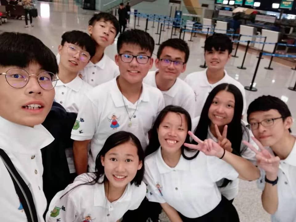 南华天使们已抵达机场，现在正等候办理登机手续。
