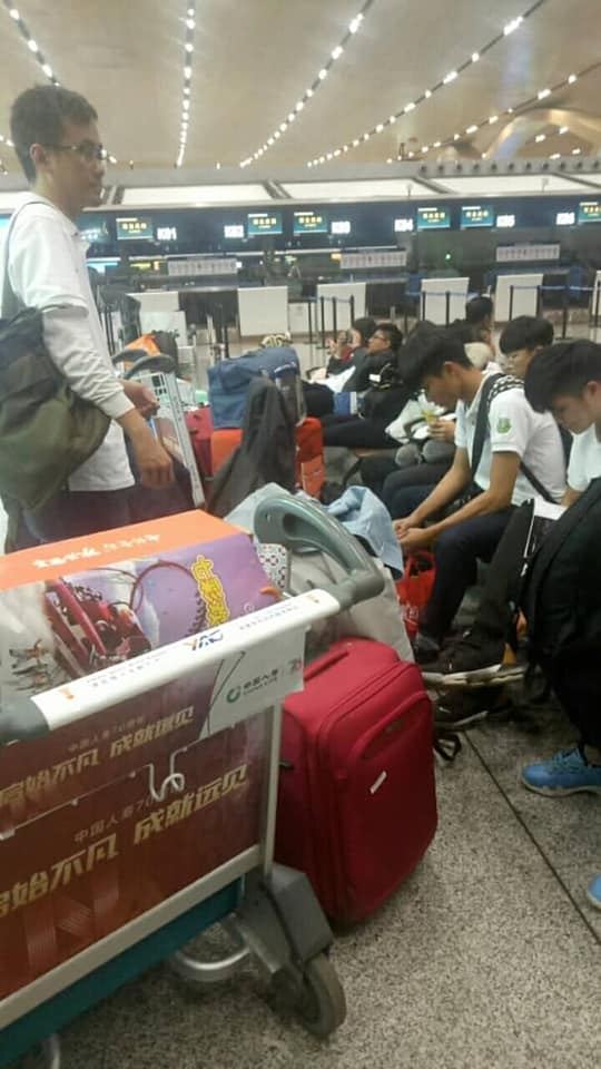 南华天使们已抵达机场，现在正等候办理登机手续。