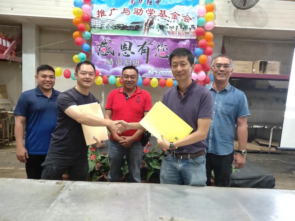 马来西亚南华独立中学校友会，推广与助学基金会签署备忘录。