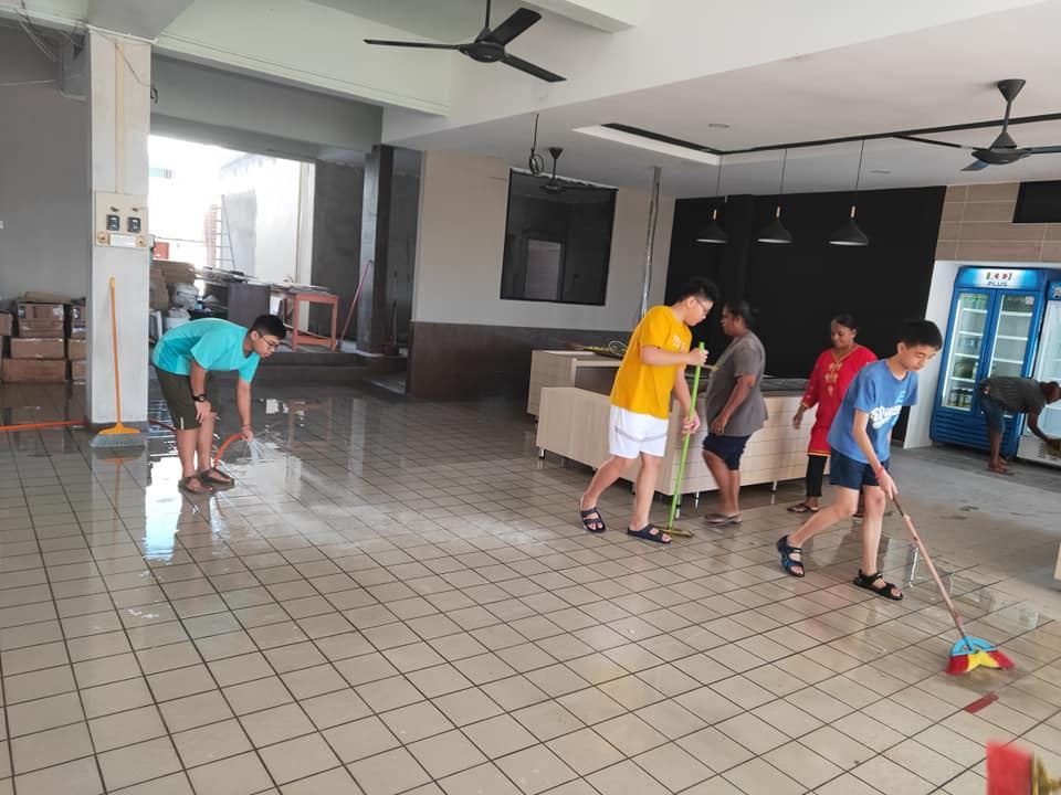 感谢孩子们协助清理食堂及搬座椅。午餐时间南华独中的孩子开始在食堂用餐。