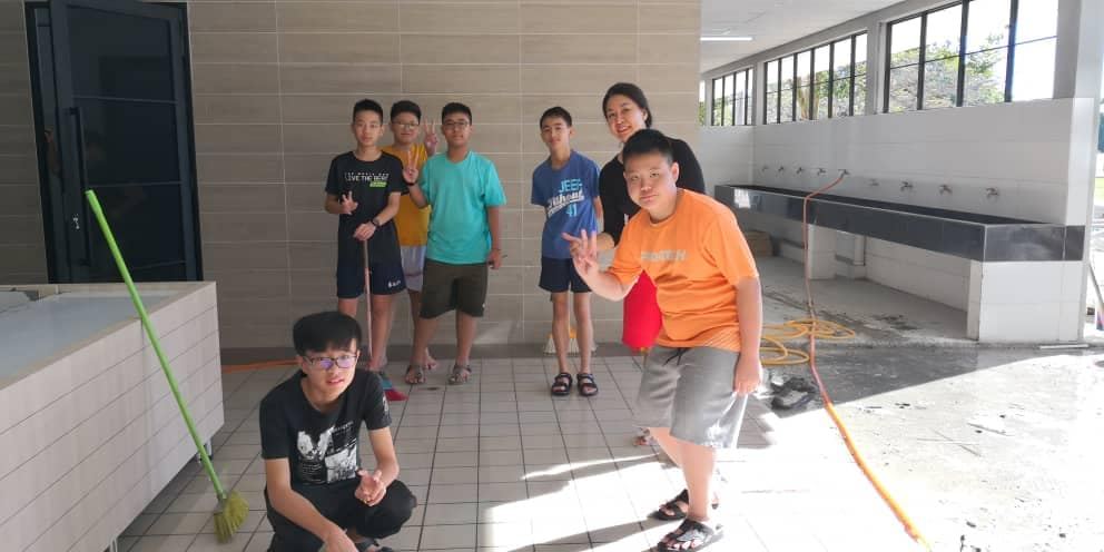 感谢孩子们协助清理食堂及搬座椅。午餐时间南华独中的孩子开始在食堂用餐。