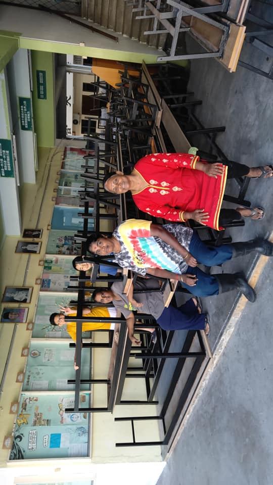 感谢孩子们协助清理食堂及搬座椅。午餐时间南华独中的孩子开始在食堂用餐。