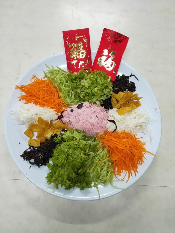 寄宿生学习做捞生，以备新春晚宴当天让来宾品尝。祝贺大家鼠年安康、行大运。