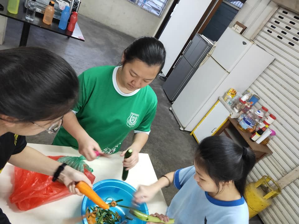 寄宿生学习做捞生，以备新春晚宴当天让来宾品尝。祝贺大家鼠年安康、行大运。
