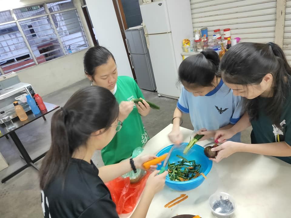寄宿生学习做捞生，以备新春晚宴当天让来宾品尝。祝贺大家鼠年安康、行大运。