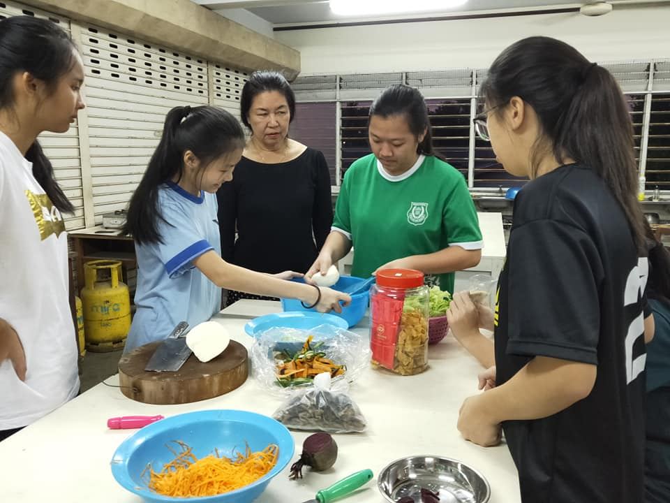 寄宿生学习做捞生，以备新春晚宴当天让来宾品尝。祝贺大家鼠年安康、行大运。